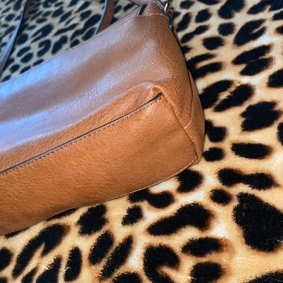 •LC LAUREN CONRAD•CAMEL WITH GOLD  TASSEL & TRIM CROSSBODY PURSE EUC - Picture 5 of 12